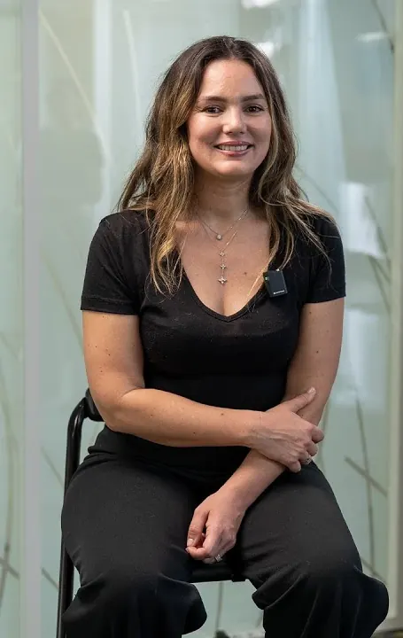 La professionnelle qui présente la profession de sage-femme dans la vidéo de l’AIUF